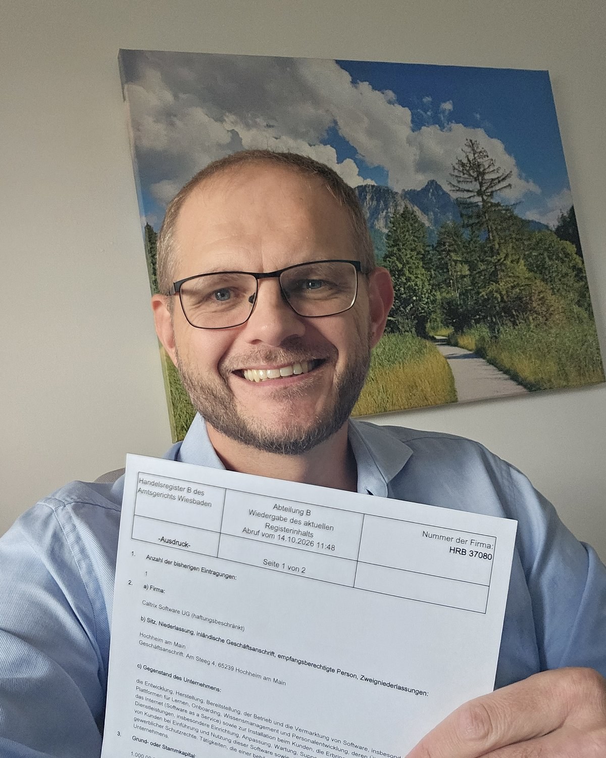 Patric Eid hält lachend den Registerauszug der Caltrix Software UG in die Kamera, Handelsregister B des Amtsgerichts Wiesbaden, HRB 37080