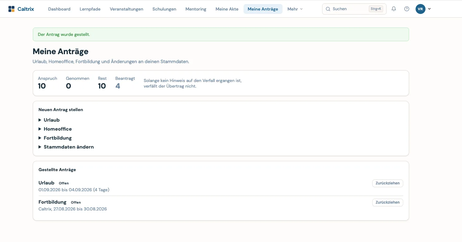 Caltrix Staff Screenshot – eigene Anträge mit Urlaubskonto aus Anspruch, Genommen, Rest und Beantragt sowie dem Hinweis zum Verfall des Übertrags