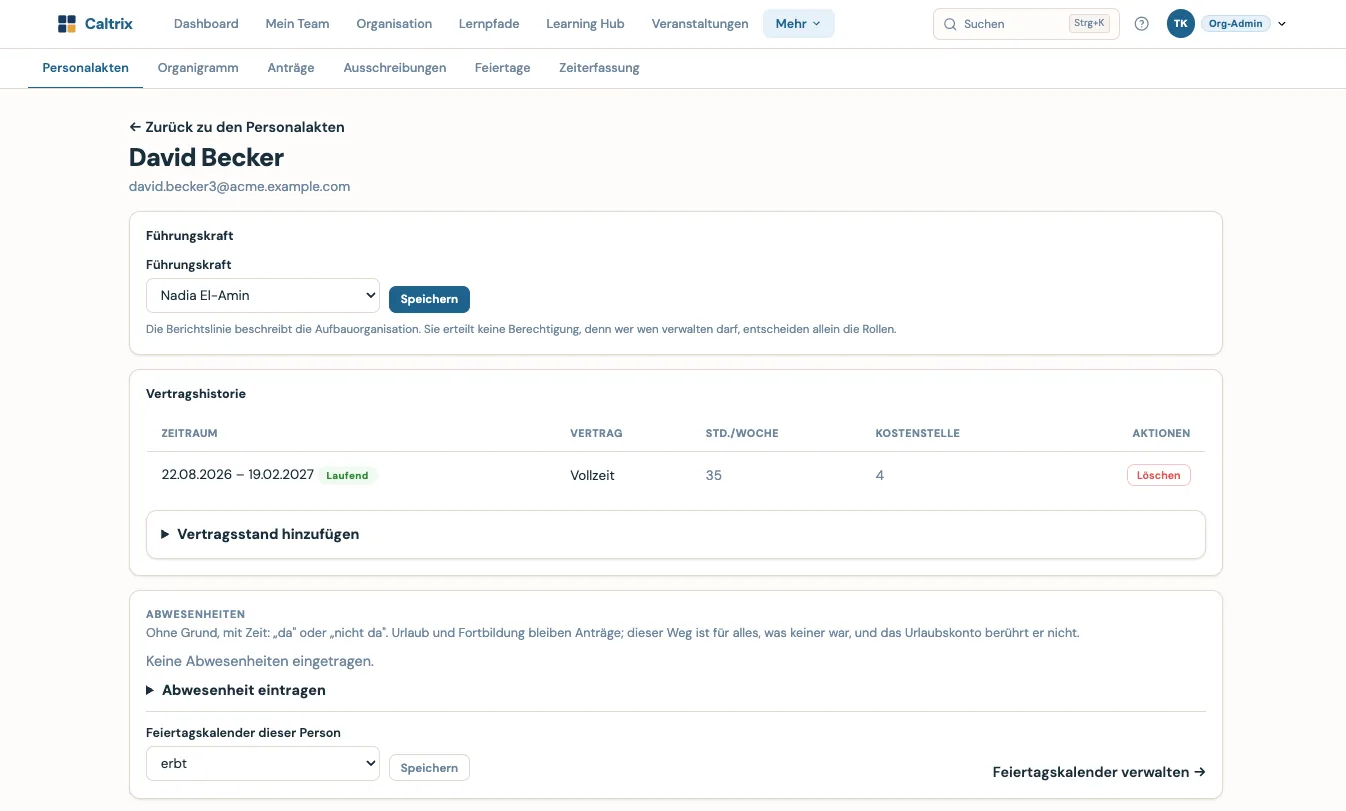 Caltrix Staff Screenshot – Personalakte mit Berichtslinie, Vertragshistorie, Abwesenheiten und Feiertagskalender einer Beispielperson