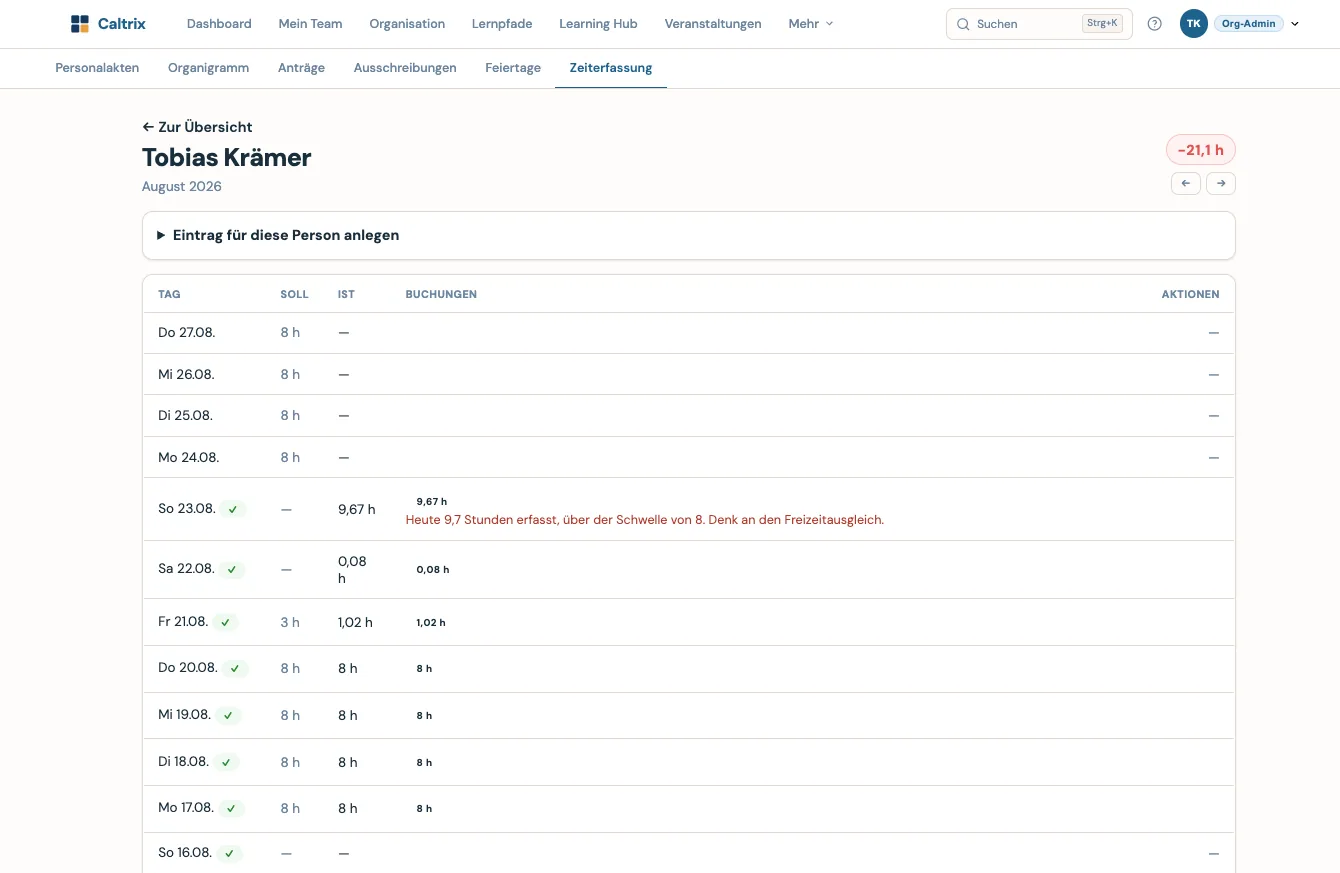 Caltrix Time Screenshot – Monatsansicht der Zeiterfassung mit Soll gegen Ist je Tag, Stundensaldo und Warnung ab acht Stunden